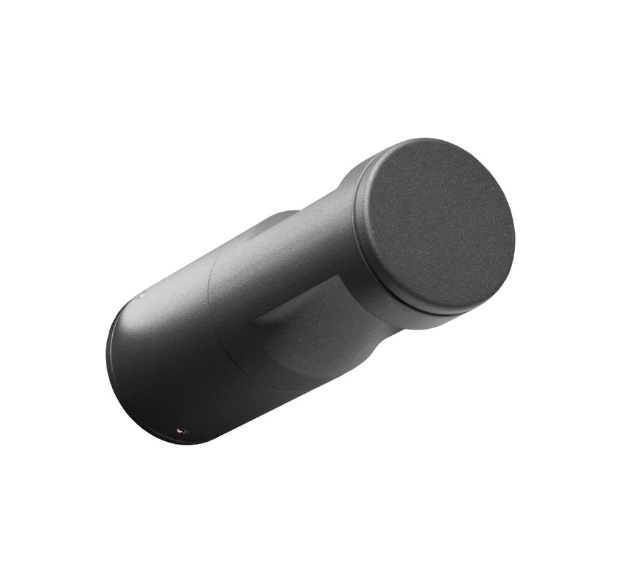 Gros plan sur le corps cylindrique noir mat incliné sur fond blanc