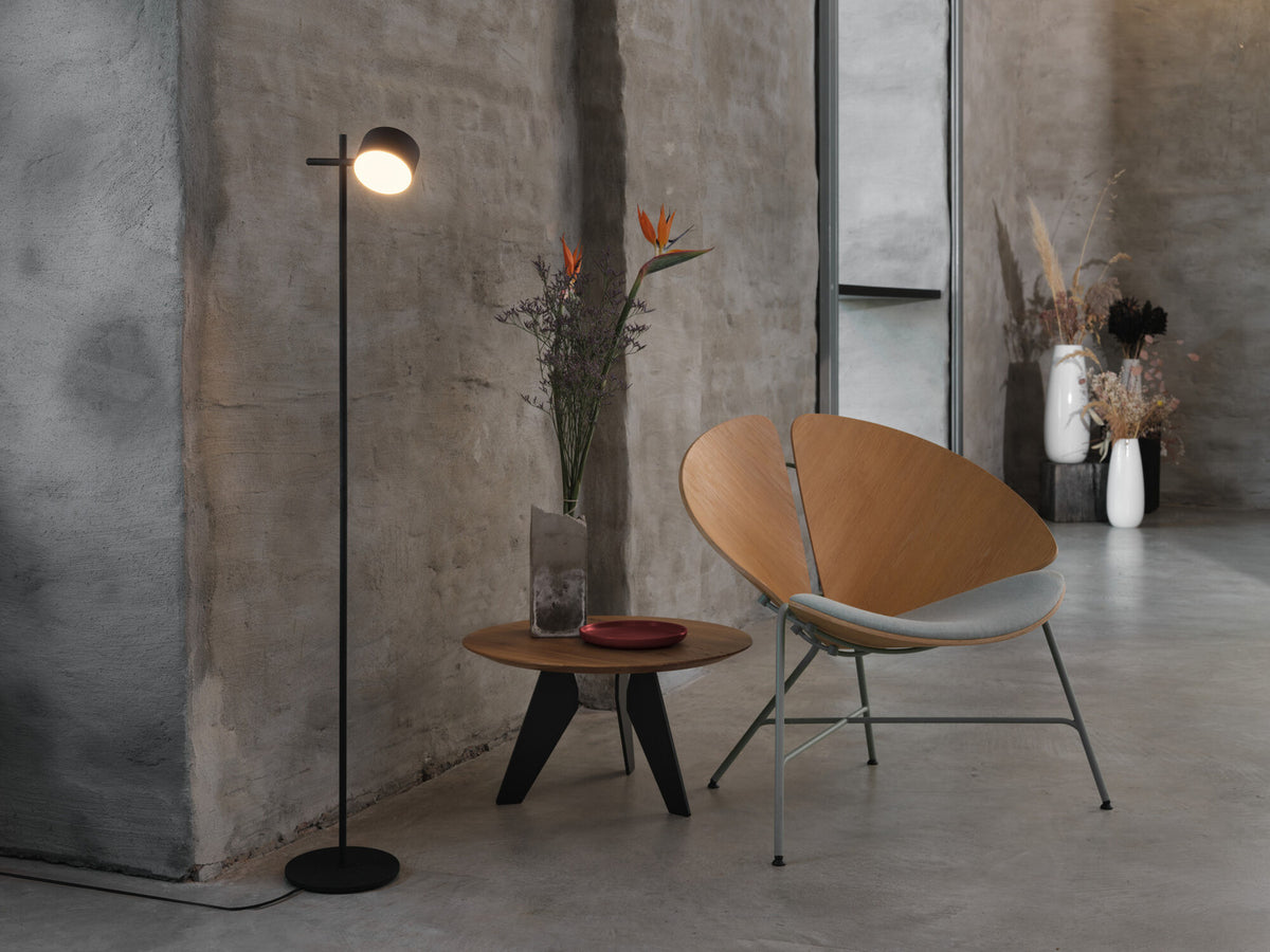 Mise en situation du lampadaire allumé dans un salon moderne