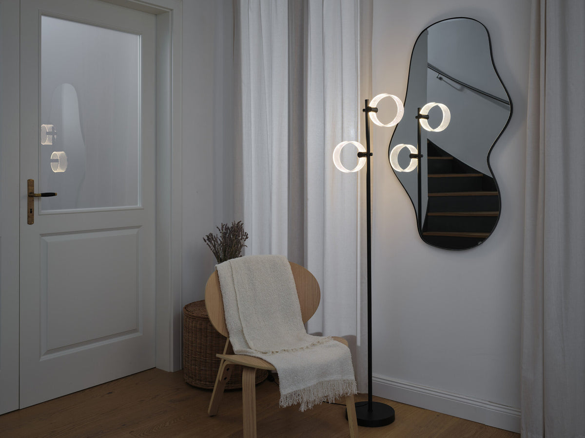Même entrée avec lampadaire réglé en lumière blanche froide près du miroir