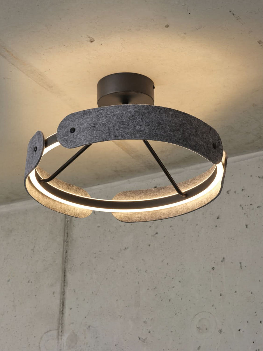 Détail du plafonnier allumé, mettant en valeur la lumière chaude.