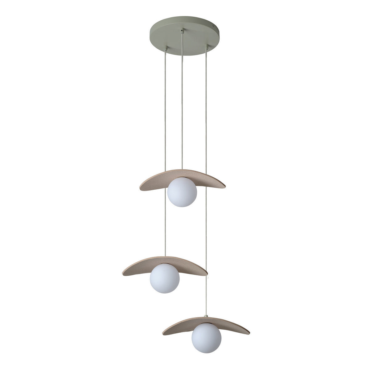 Suspension à trois globes blancs et chapeaux en bois clair sur fond blanc.
