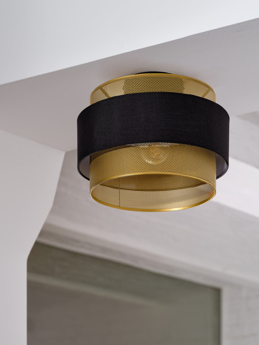 Détail du plafonnier installé au plafond montrant la superposition des matériaux.