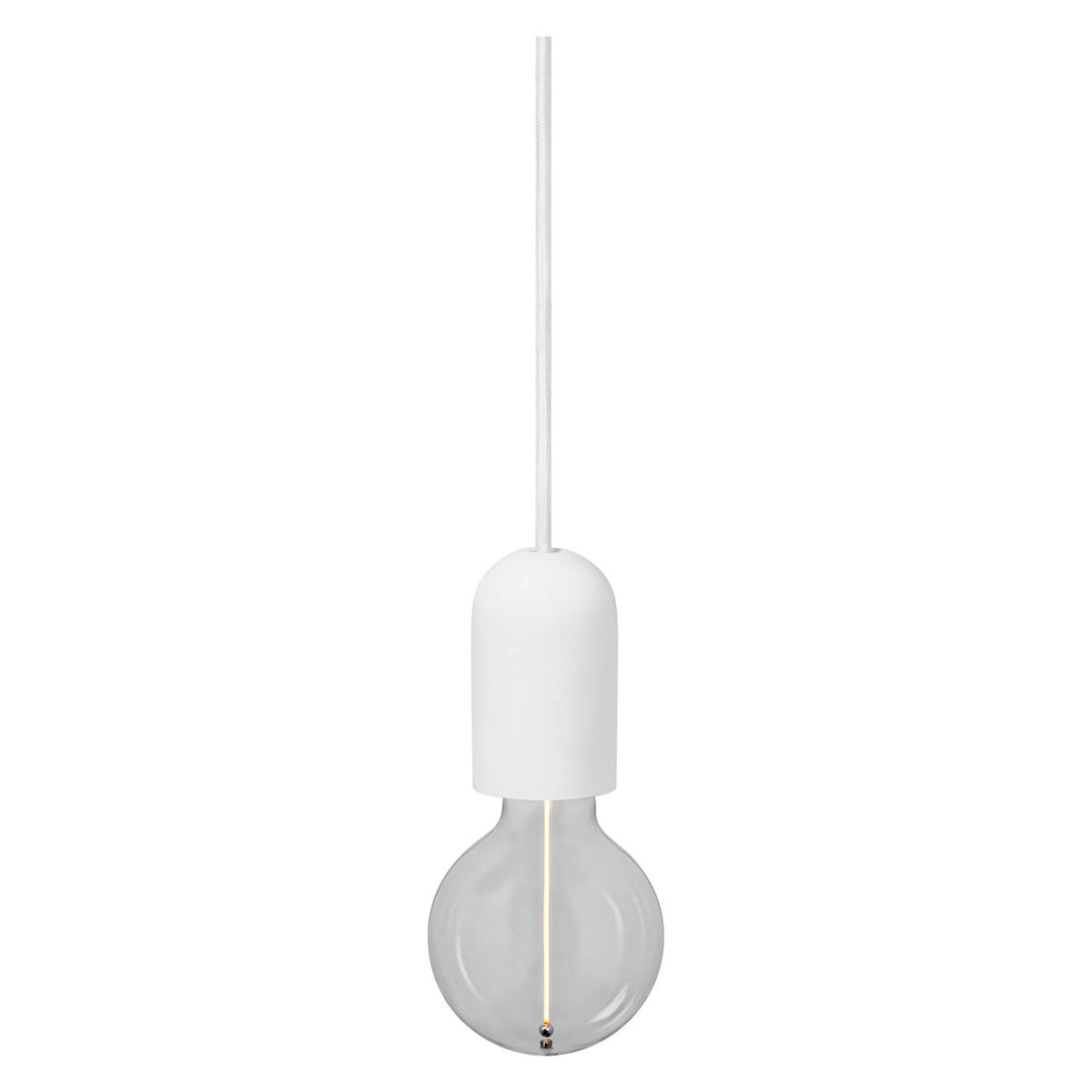 Suspension blanche sur fond blanc, douille cylindrique en plâtre et ampoule globe transparente.