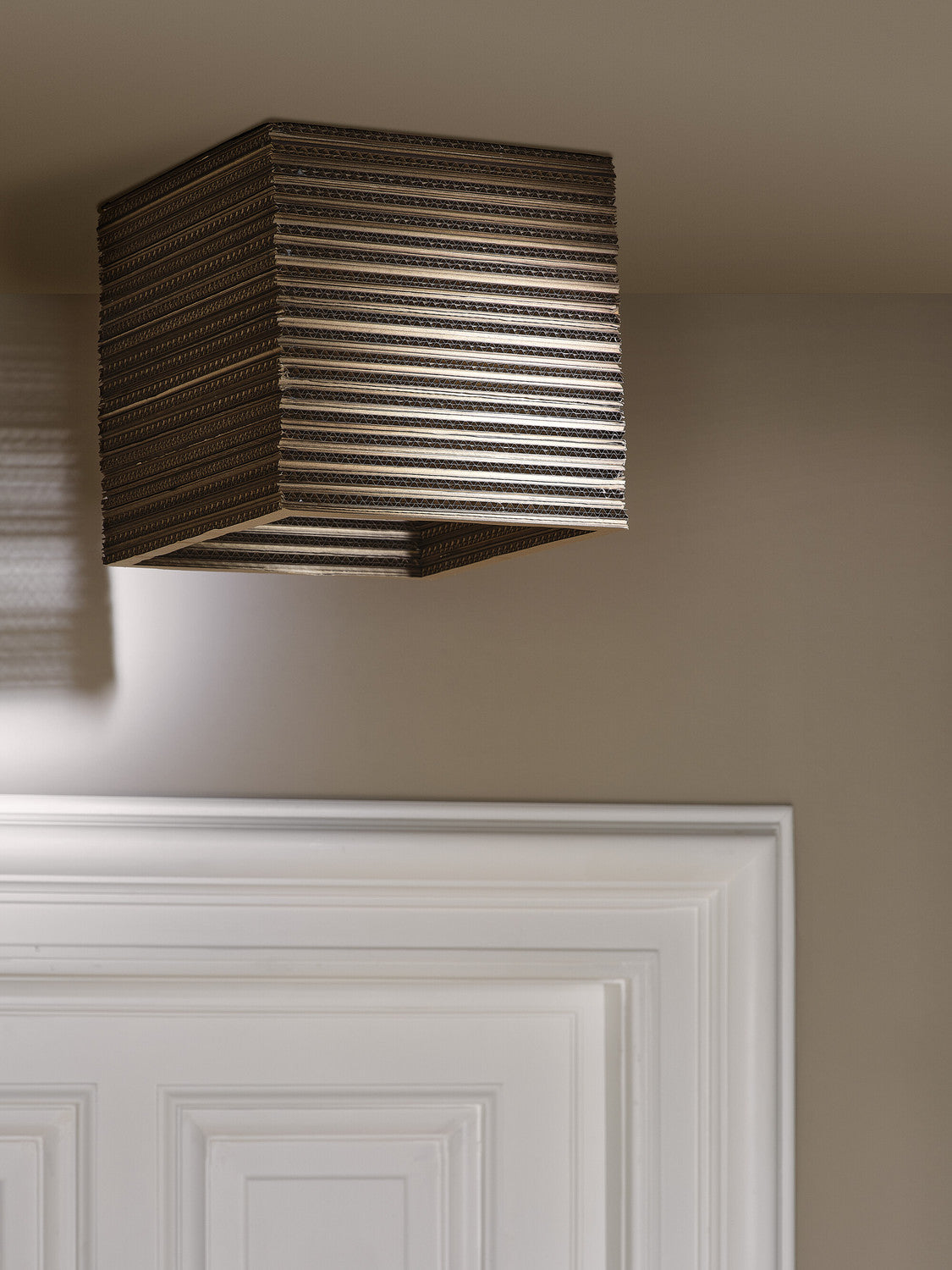 Vue en contre-plongée du luminaire carré éteint, fixé au plafond.