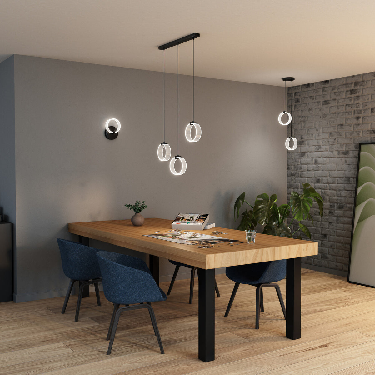 Ambiance intérieure avec applique murale et suspensions, table en bois et puzzle posé dessus.