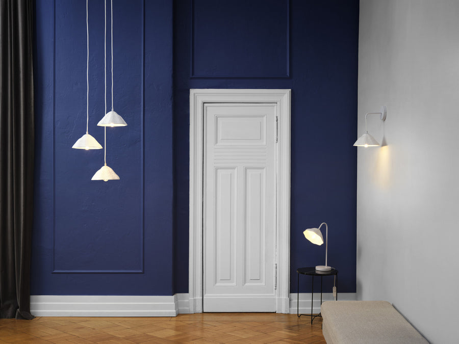 Scène d'intérieur avec suspensions assorties, porte blanche et applique murale