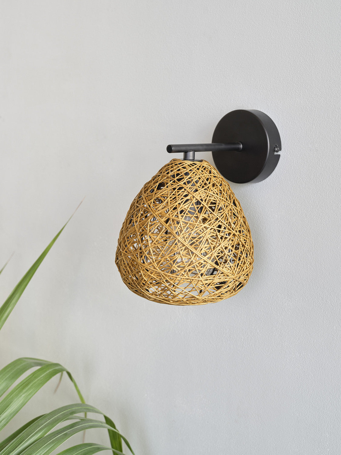 Vue rapprochée de l’applique éteinte fixée sur un mur blanc