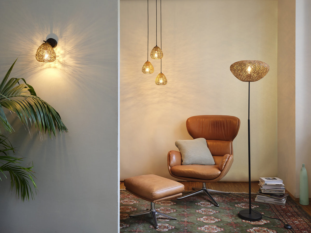 Mise en ambiance salon avec applique murale, suspensions et lampadaire en fibres tressées