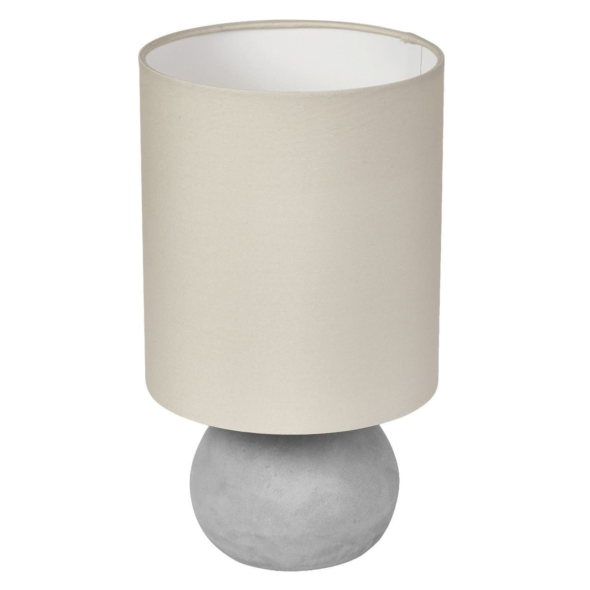 Lampe à poser de face, abat-jour beige cylindrique et base sphérique en béton gris.