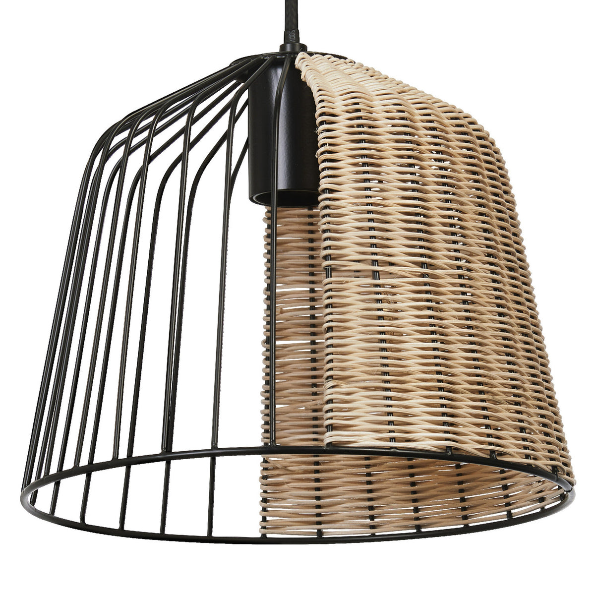 Vue rapprochée du luminaire suspendu en métal noir et rotin tressé.