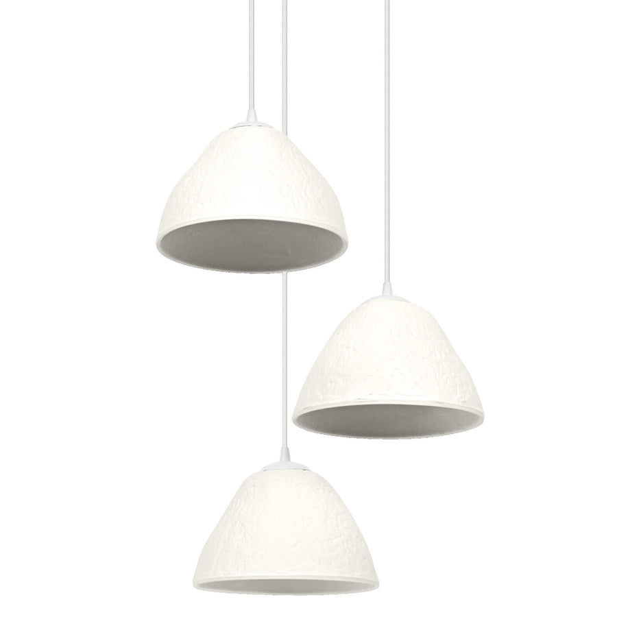 Trois suspensions blanches texturées en forme de cloche sur fond blanc neutre.