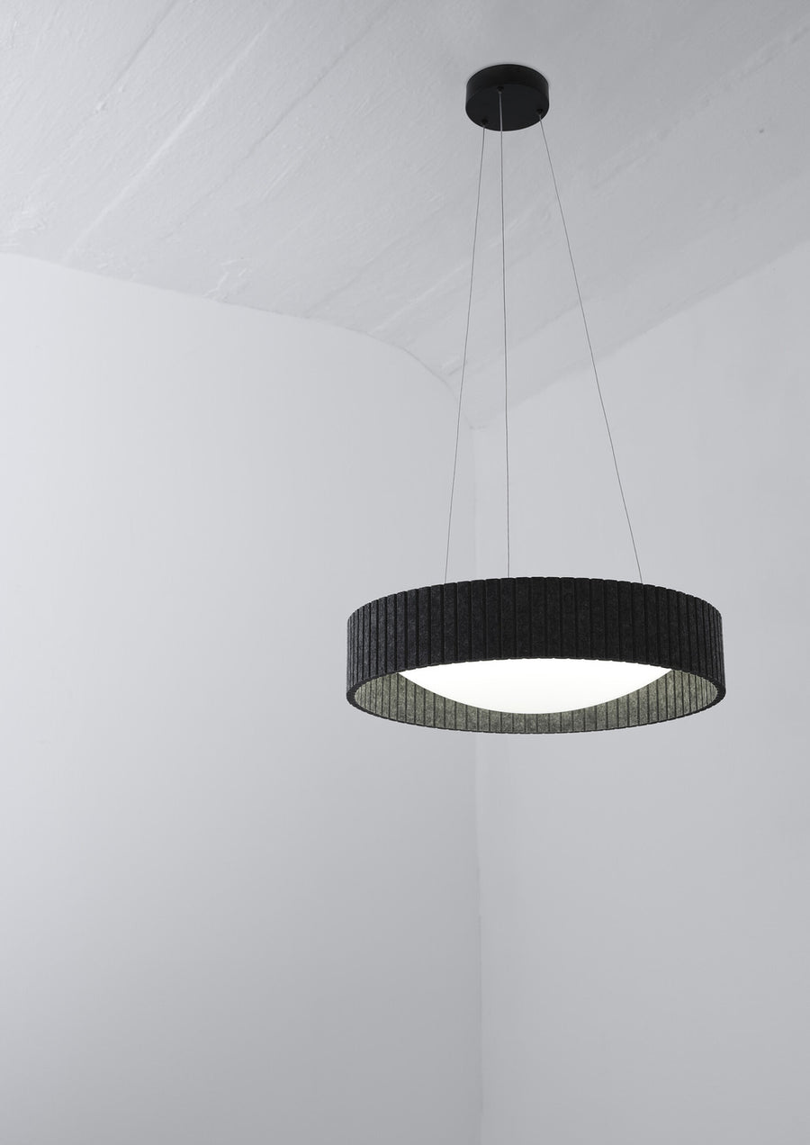 Gros plan sur la suspension en feutre anthracite suspendue à un plafond blanc.