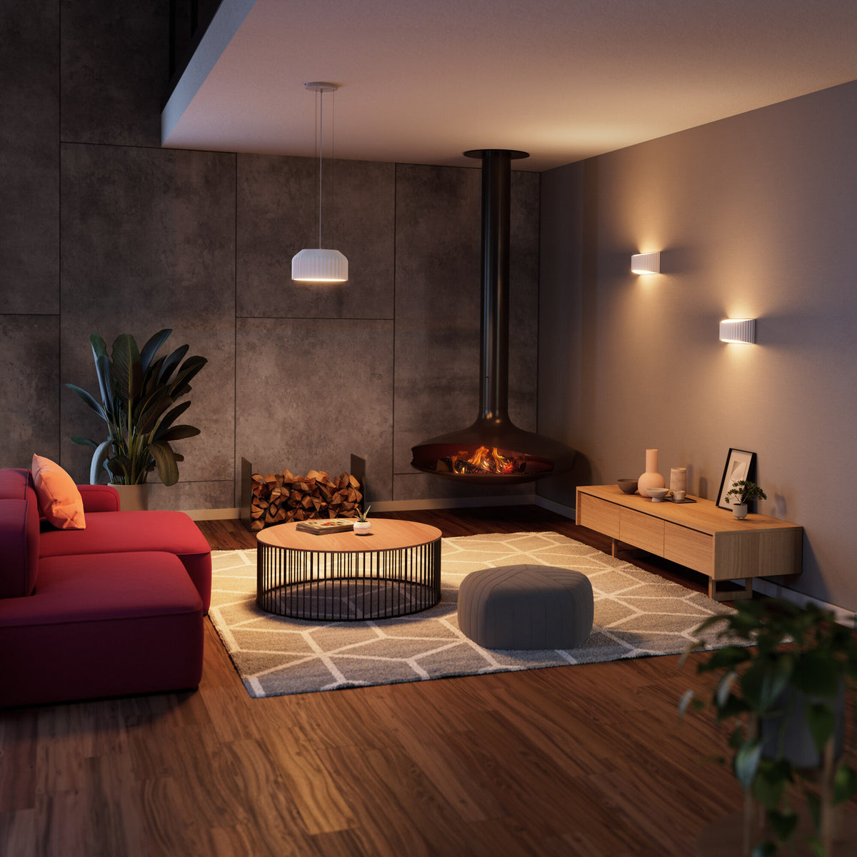 Suspension allumée dans un salon contemporain avec cheminée suspendue et canapé rouge