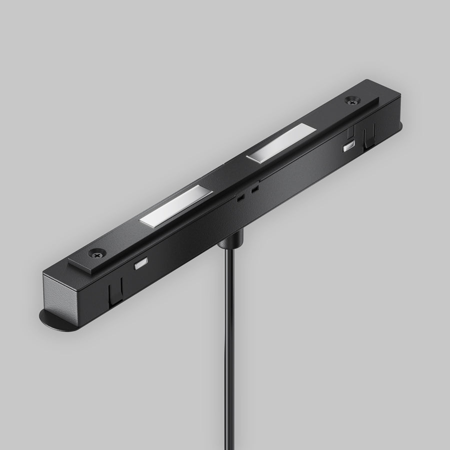 Détail de l'adaptateur rectangulaire noir fixé sous le rail, avec connecteurs