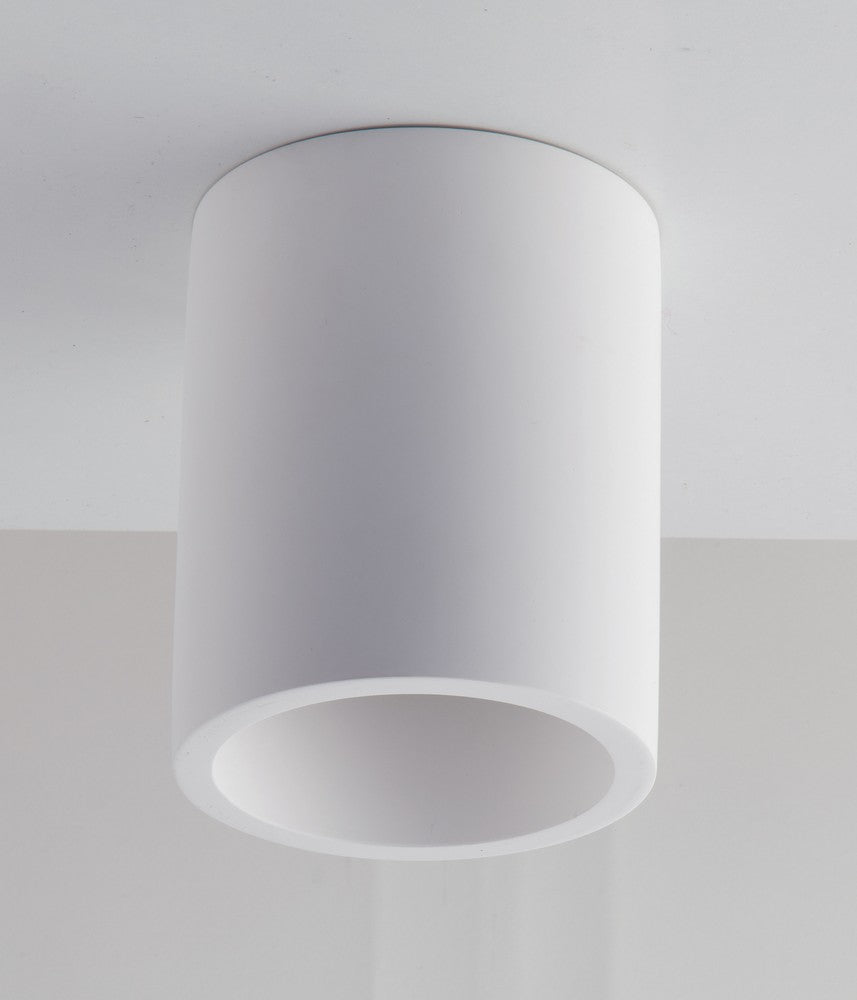 Fixation au plafond du luminaire cylindrique blanc dans un intérieur contemporain clair