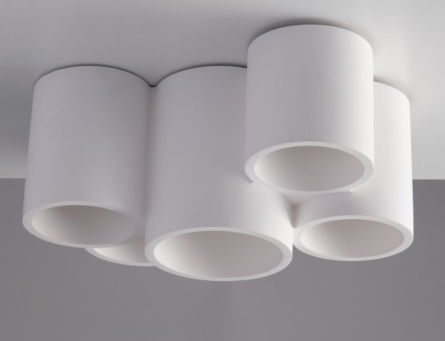 Vue plongeante sur les cinq cylindres fixés au plafond, lumière chaude