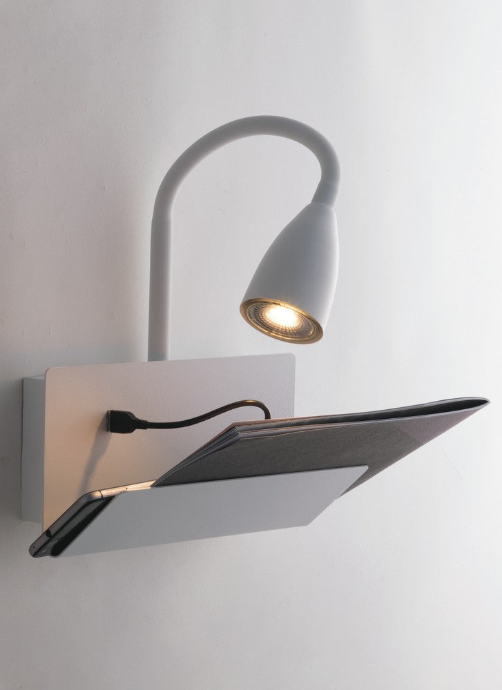 Vue rapprochée de l'applique blanche, support tablette et câble USB branché.