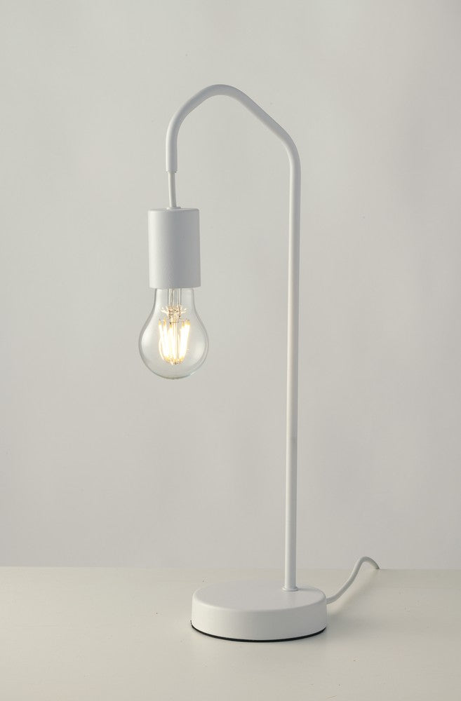 Lampe à poser blanche posée sur table, câble apparent et ampoule allumée.