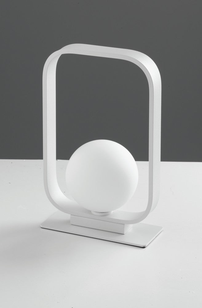 Vue rapprochée du socle plat blanc et de la sphère lumineuse centrale