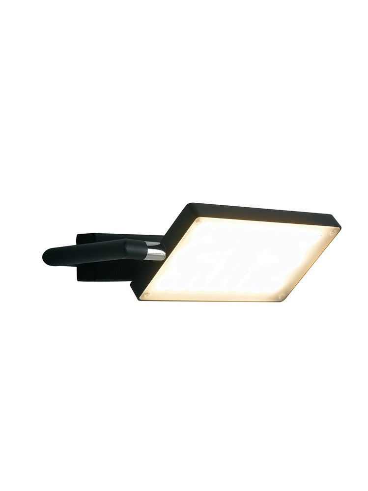 Vue latérale du luminaire sur fond blanc, bras cylindrique et diffuseur incliné