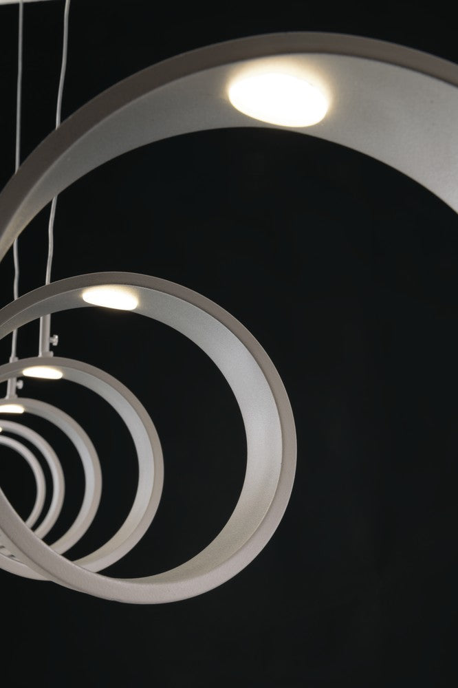 Détail de la finition argentée et de la source LED allumée sous l'arche