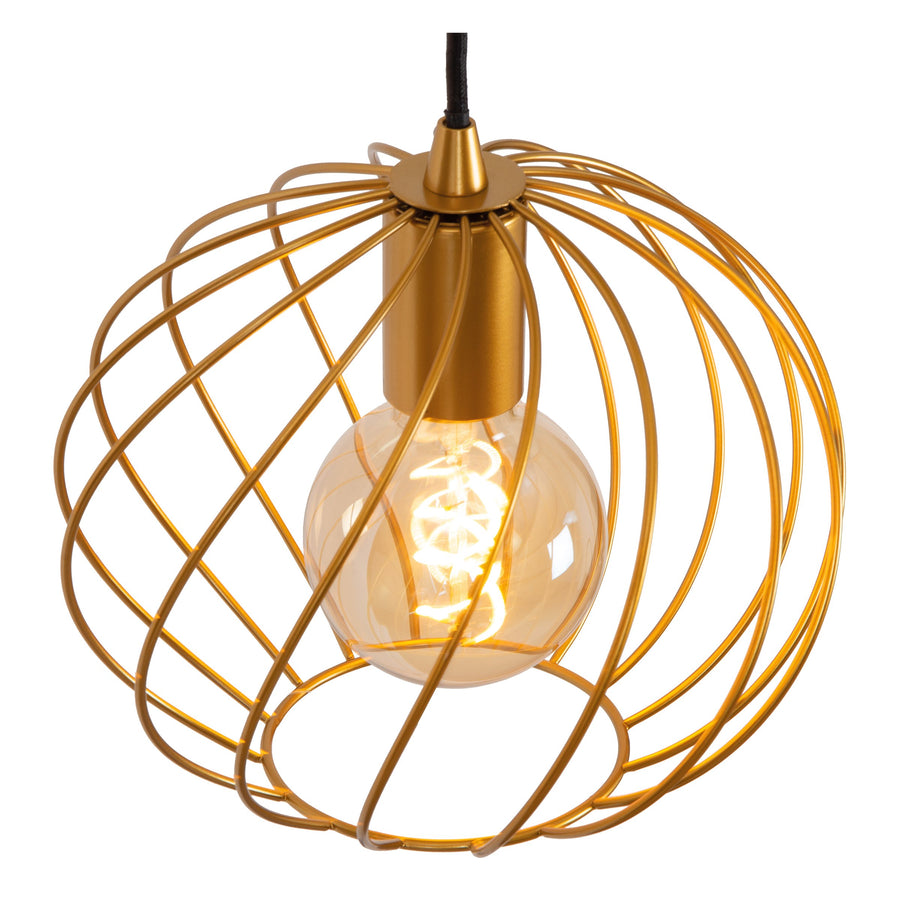Détail d'une cage sphérique dorée en fils métalliques avec ampoule vintage allumée à l'intérieur