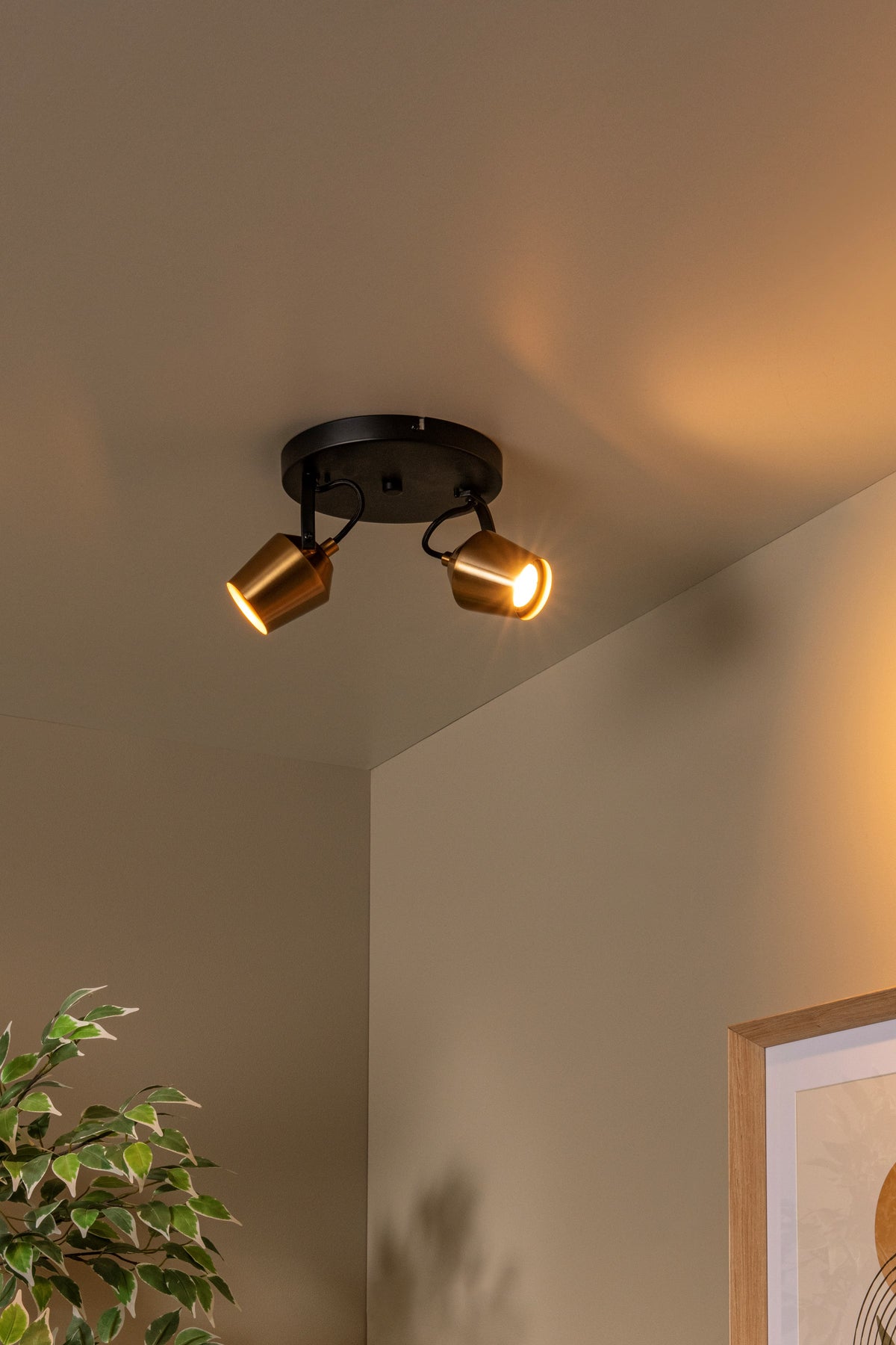 Mise en ambiance au plafond dans un coin, lumière chaude allumée.