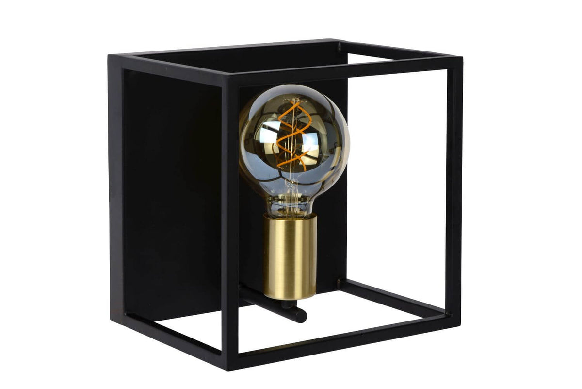 Autre angle du luminaire cubique noir, ampoule transparente et socle laiton doré.