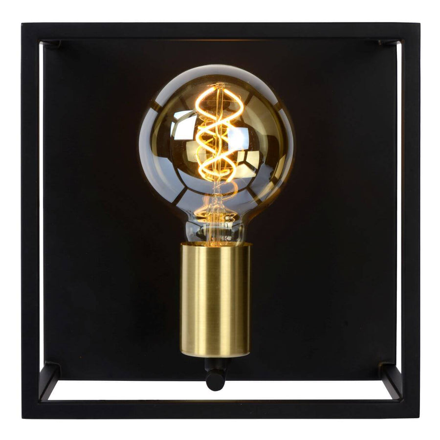 Vue de face de l'applique carrée noire, ampoule à filament doré au centre.