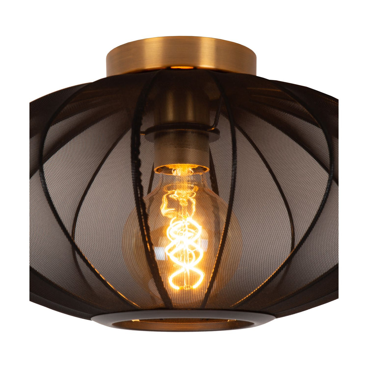 Gros plan sur l'abat-jour en tissu noir et l'ampoule filament dorée qui diffuse une lumière chaude