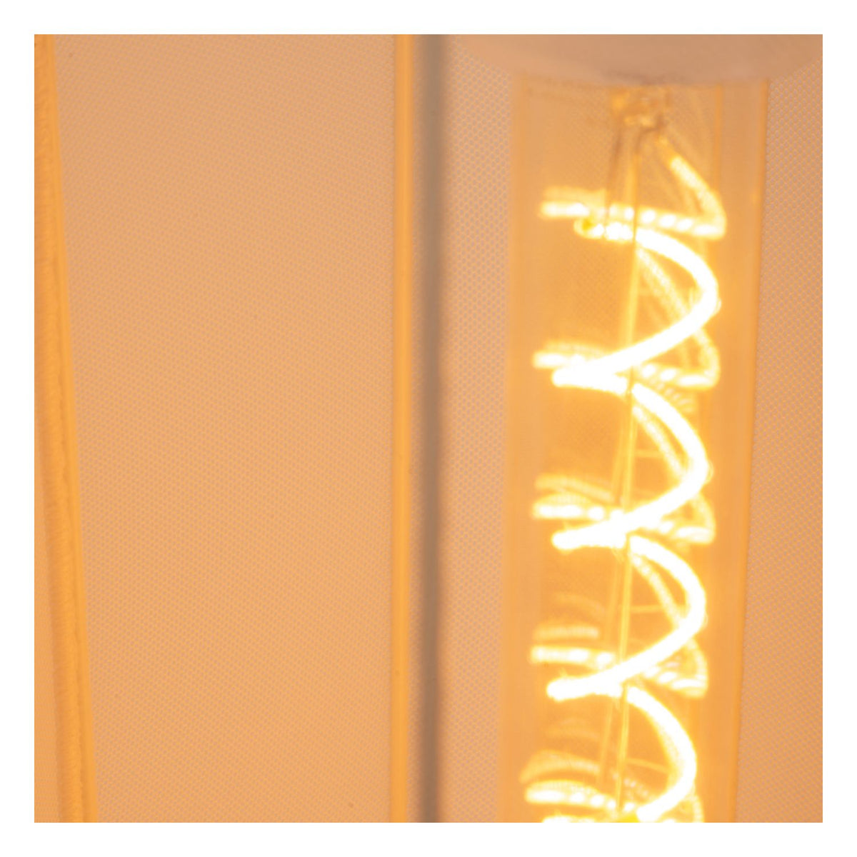 Détail rapproché du filament lumineux en spirale à travers le tissu beige.