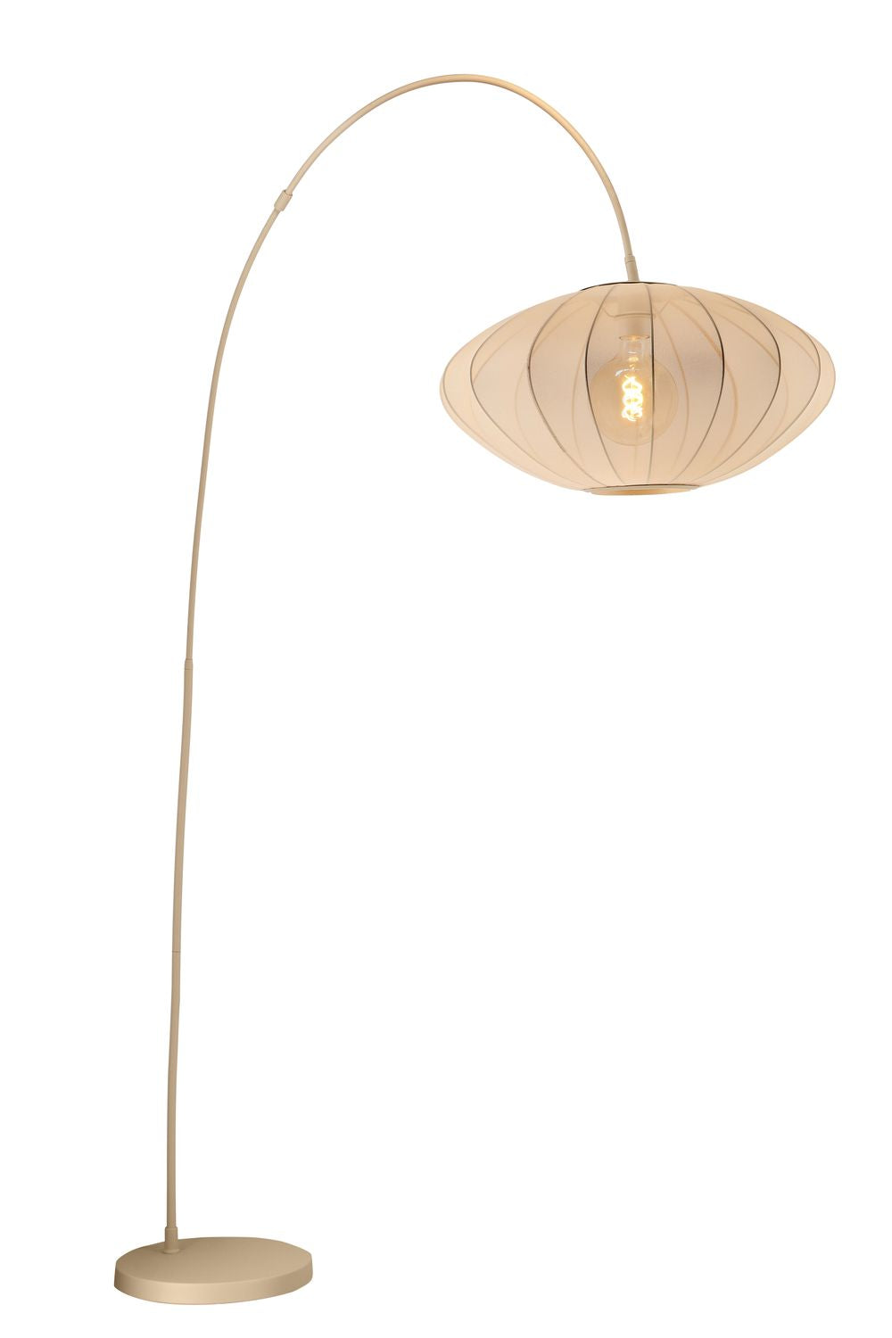 Vue en pied du lampadaire beige incliné, abat-jour allumé sur fond blanc.