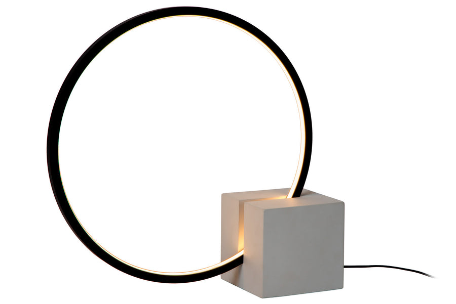 Vue de trois quarts du cercle lumineux posé sur son socle