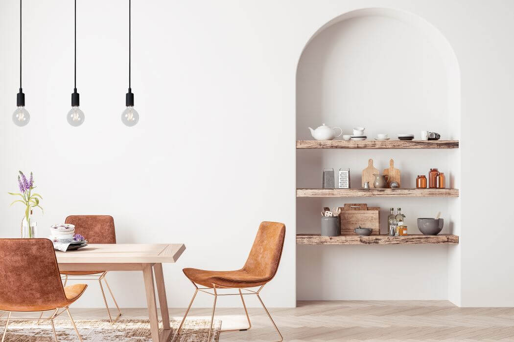 Mise en ambiance au-dessus d'une table en bois, suspension noire allumée