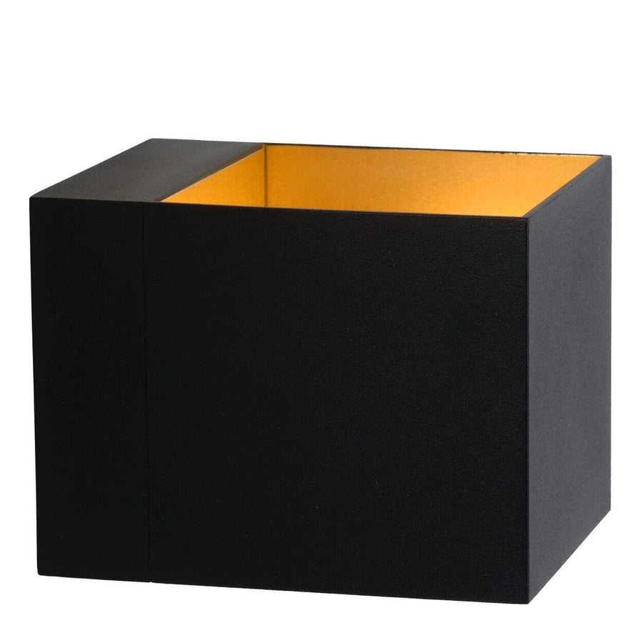 Vue rapprochée du cube noir, ouverture supérieure avec revêtement doré.