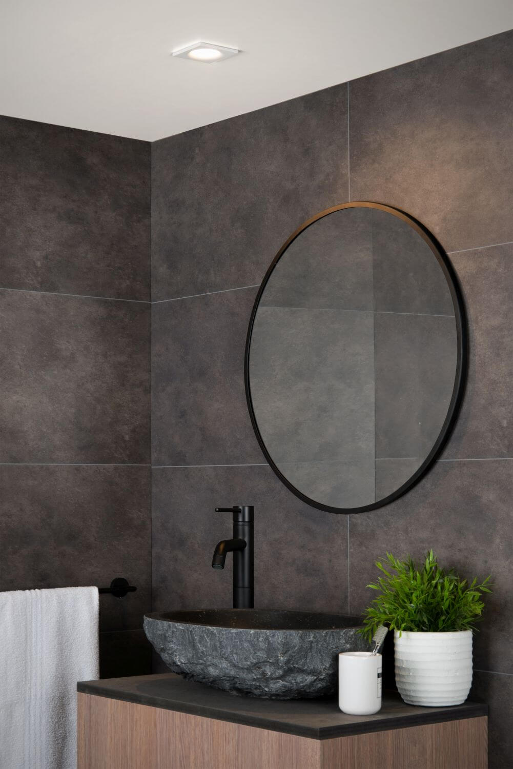 Vue d'ambiance d'une salle de bain avec le spot encastré au plafond