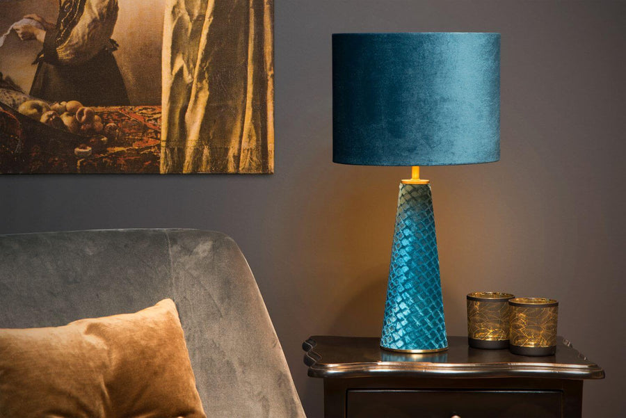 Gros plan du luminaire allumé sur la table de nuit avec ses photophores dorés