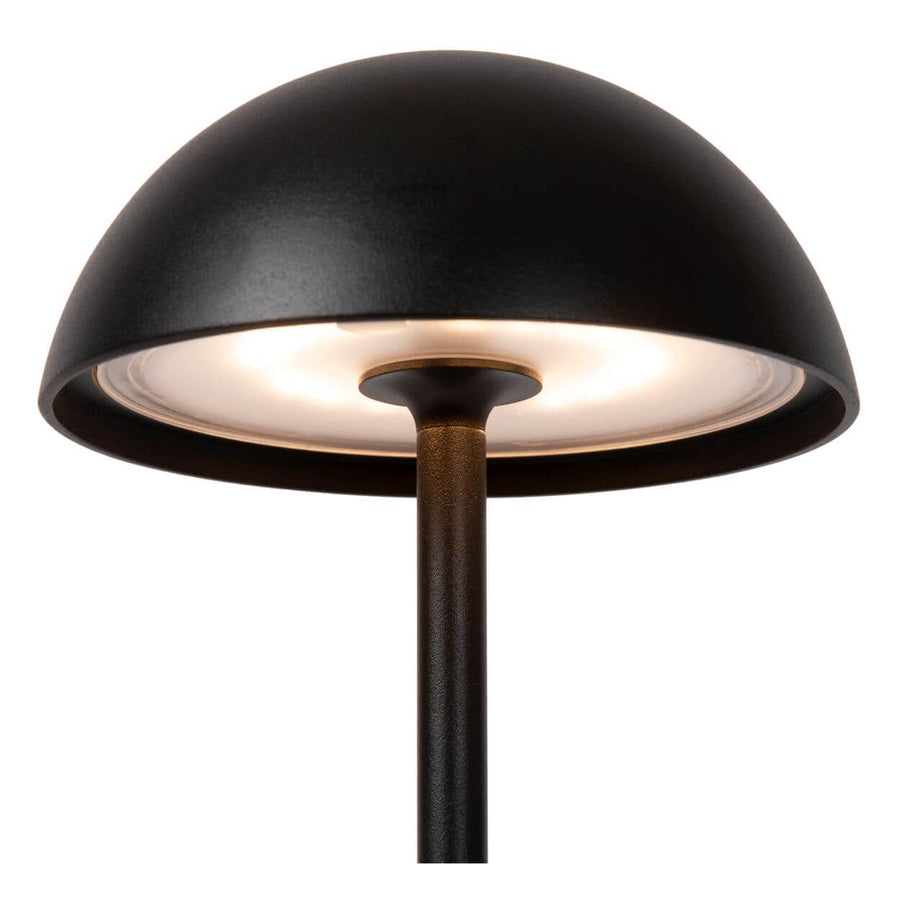Détail sous l'abat-jour : diffuseur lumineux allumé et finition bronze de la tige.
