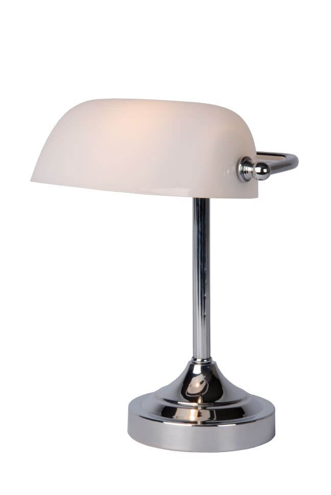 Vue en angle sur fond blanc, lampe de bureau chromée avec abat-jour en verre opalin.