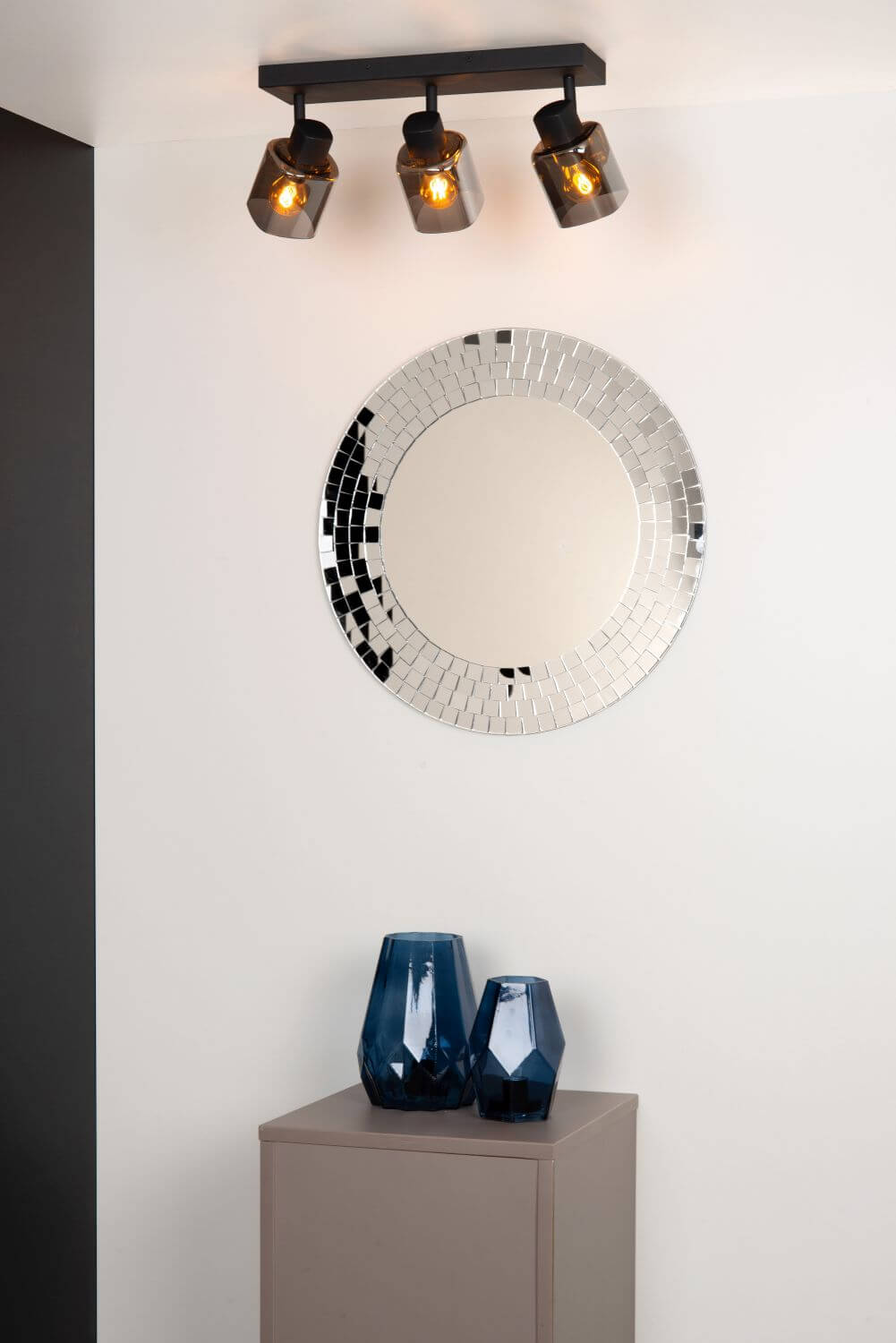 Vue de face du luminaire fixé au plafond devant un mur blanc