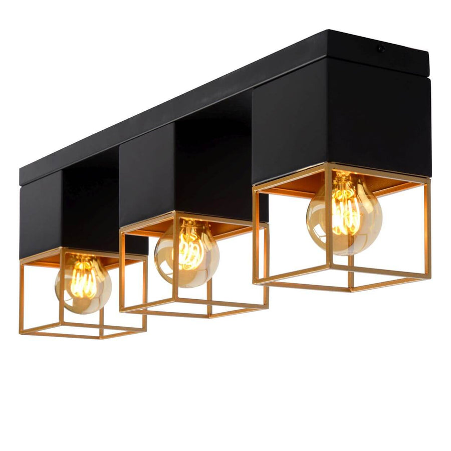 Vue en perspective du plafonnier trois lumières, montrant la structure cubique et dorée.