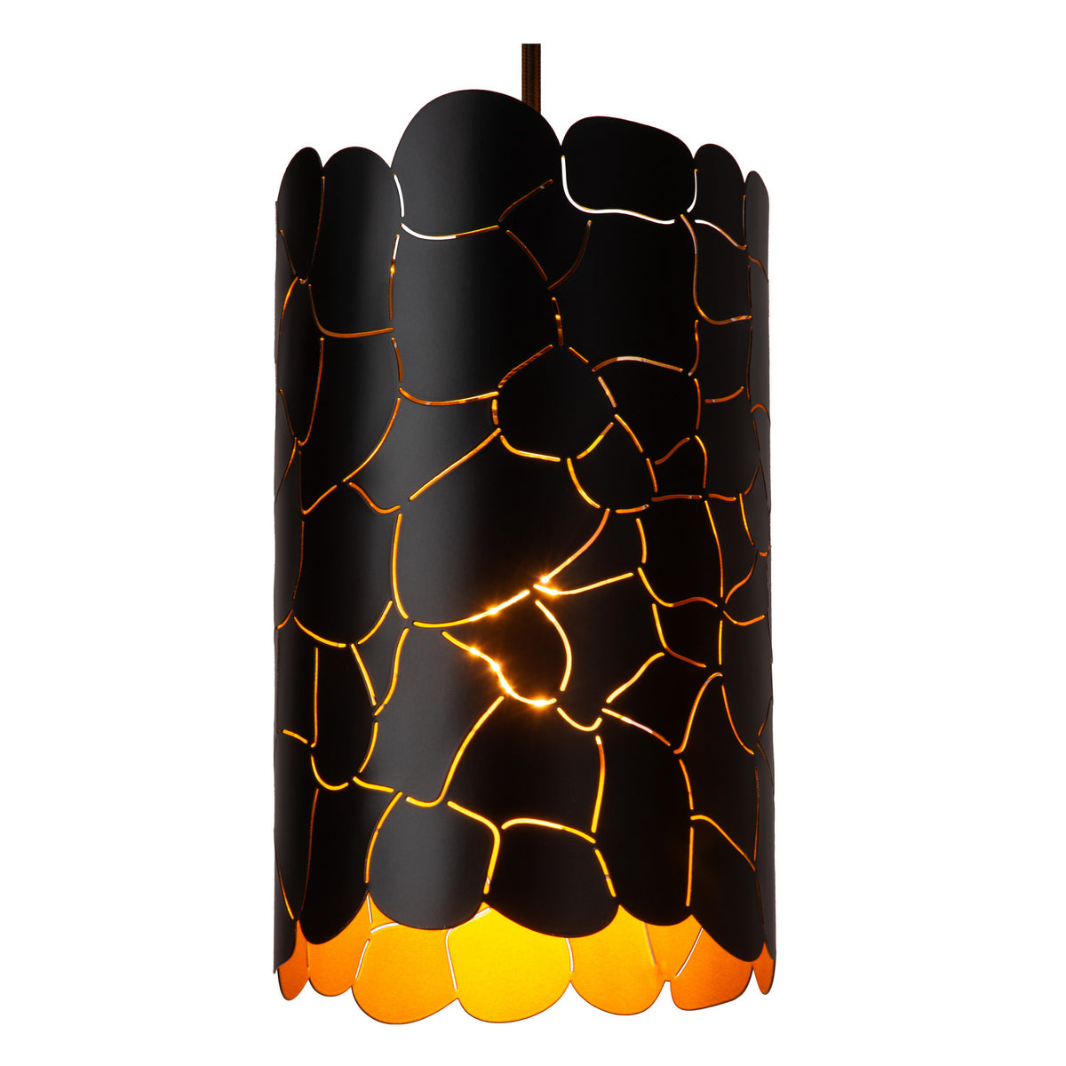 Détail d'un abat-jour cylindrique noir ajouré, motif craquelé laissant passer une lumière chaude.