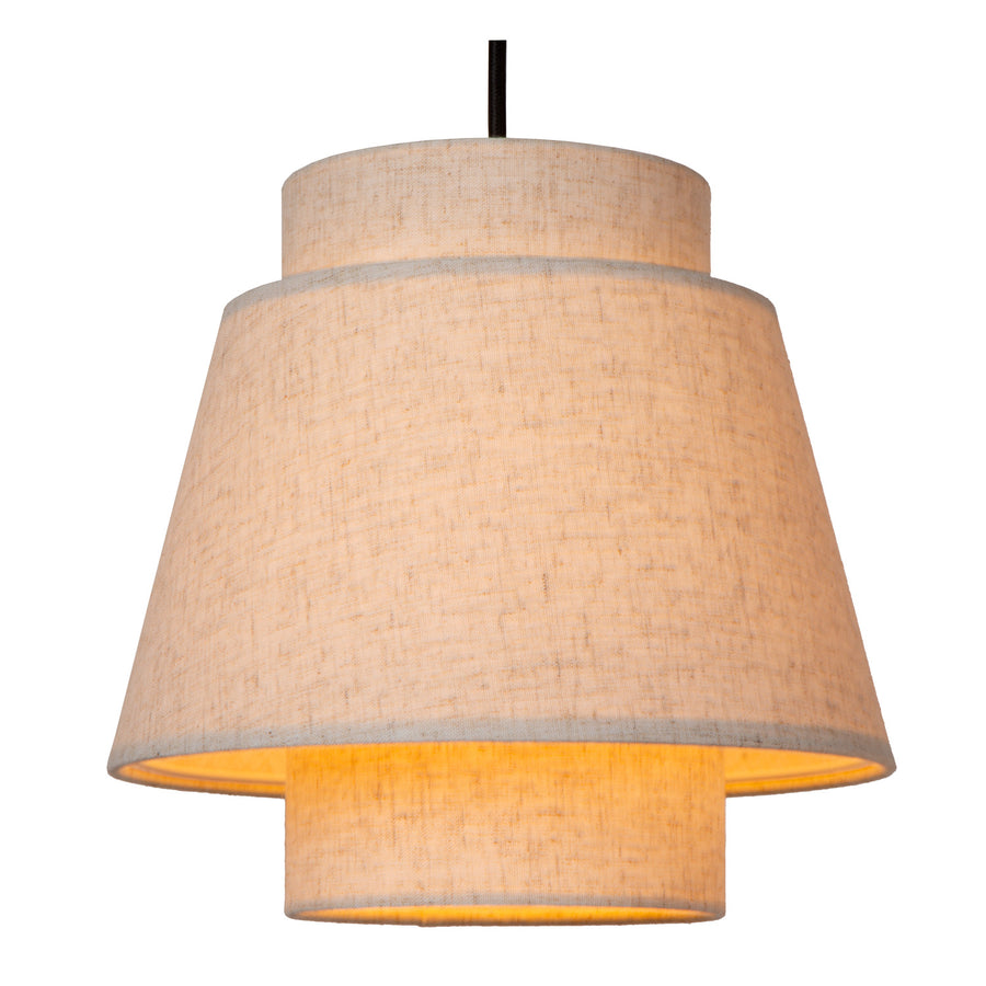 Gros plan sur un abat-jour beige, détail de la double superposition en tissu