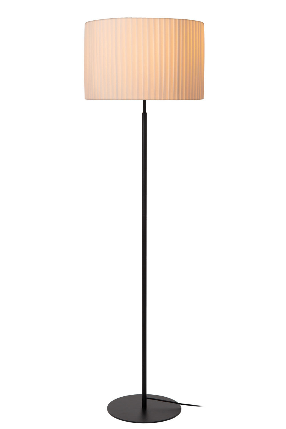 Vue entière du lampadaire, abat-jour cylindrique blanc allumé et tige fine noire.