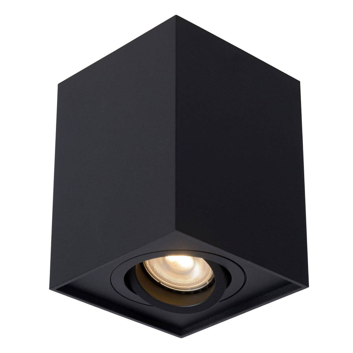 Luminaire vu de trois quarts avec le spot allumé diffusant une lumière chaude et dorée