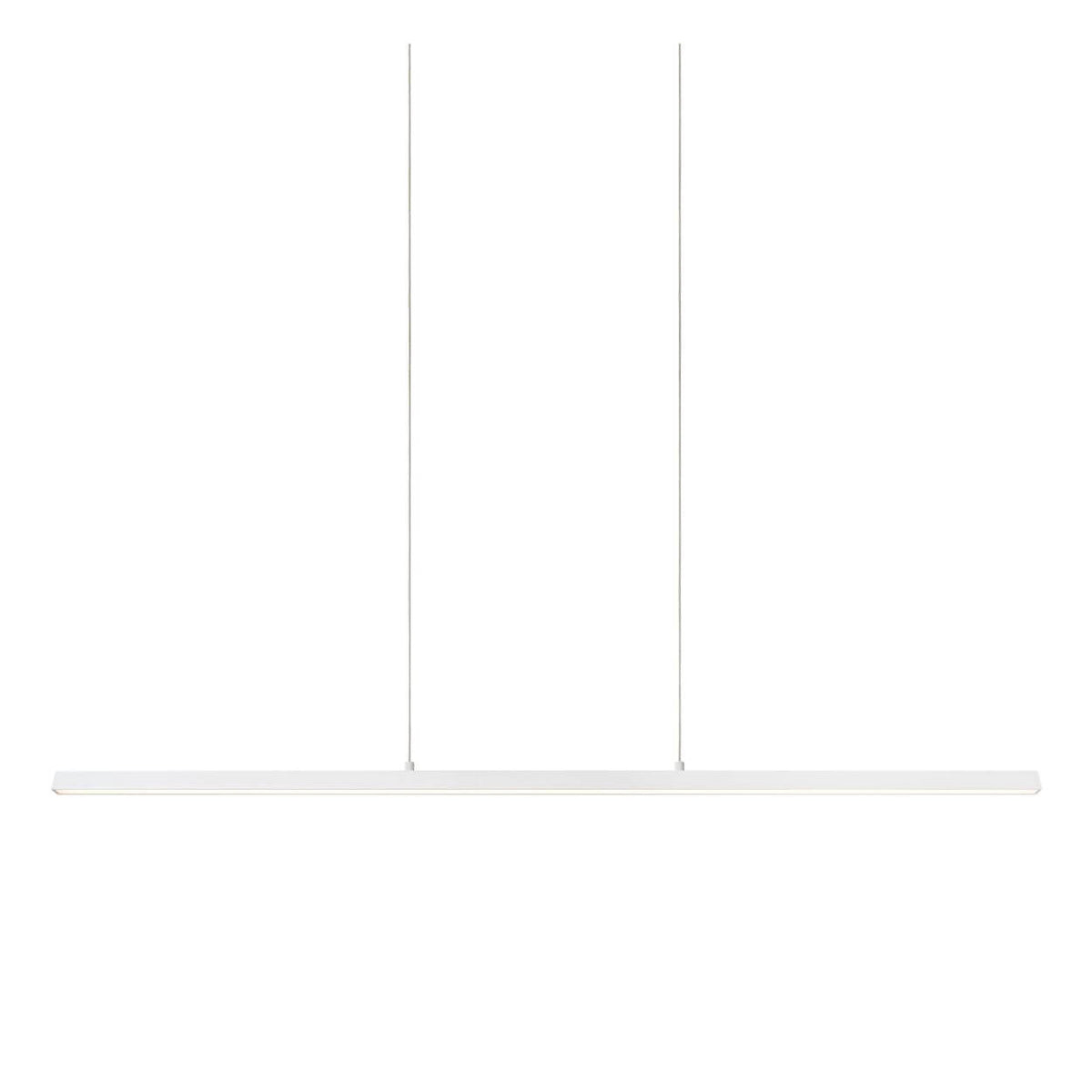 Long tube lumineux blanc suspendu par deux câbles verticaux tendus