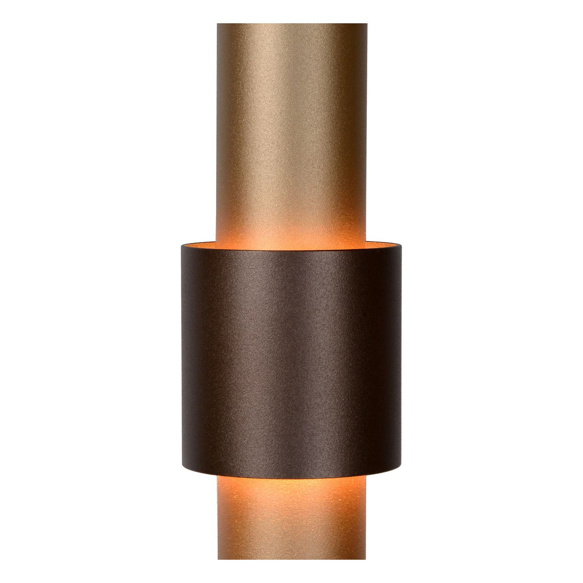 Détail de la bague marron et de la partie dorée éclairée du luminaire.