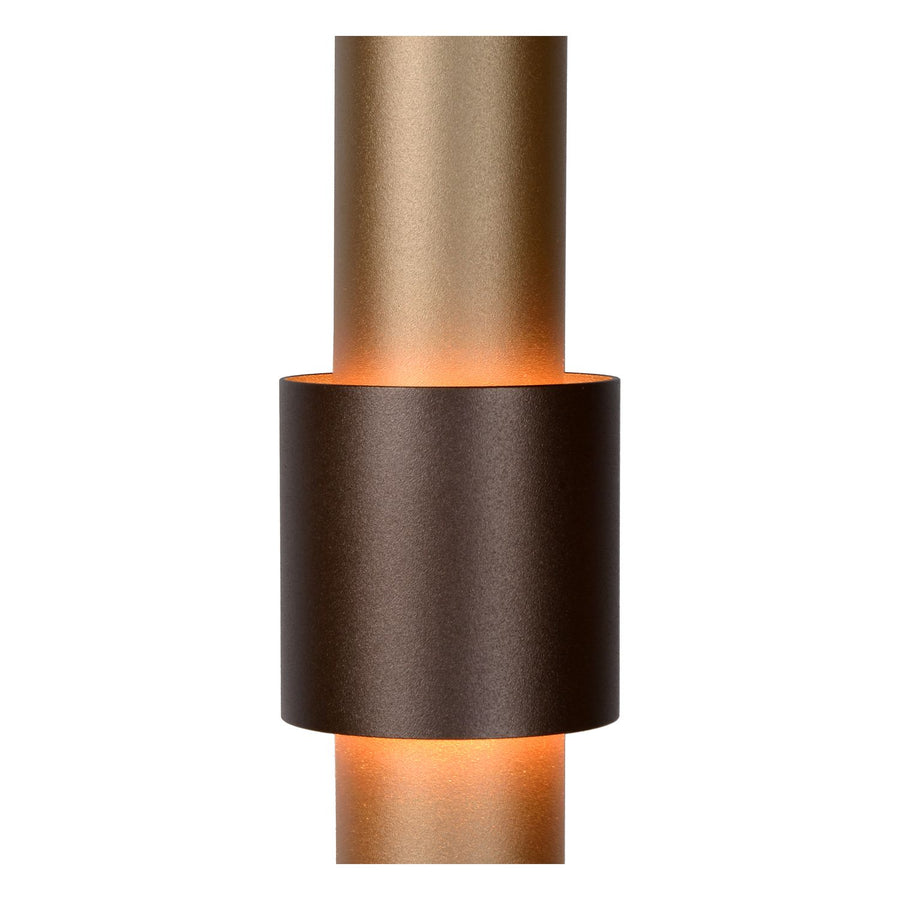 Détail de la bague marron et de la partie dorée éclairée du luminaire.