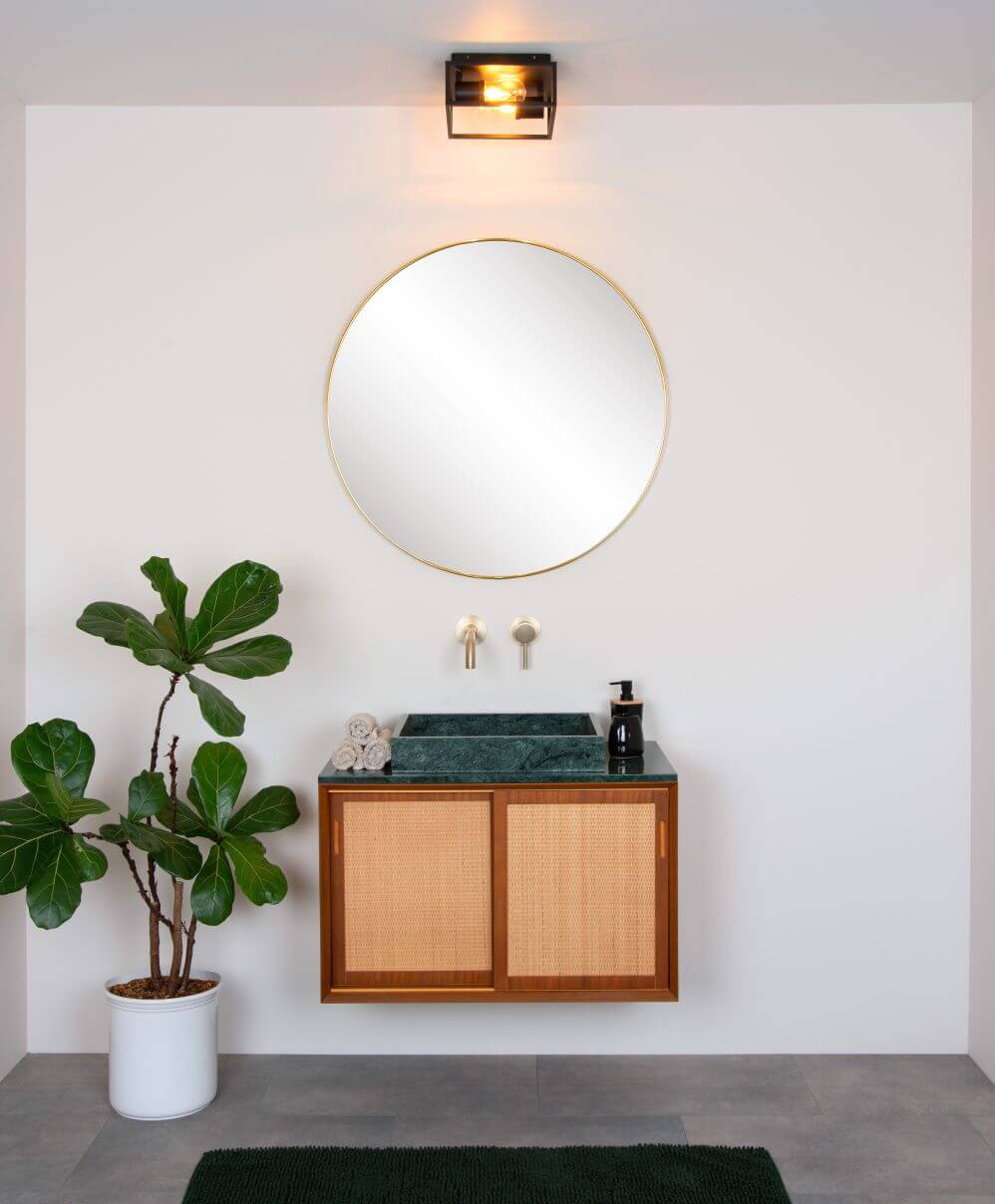 Mise en ambiance du plafonnier allumé dans une salle de bain claire