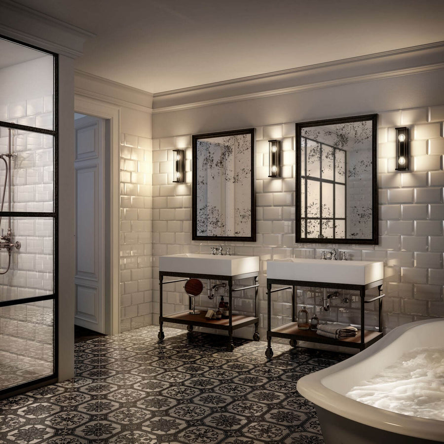 Salle de bain claire avec deux appliques encadrant des miroirs au-dessus des vasques.
